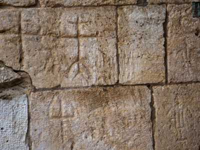 �A risaltare subito � la Croce patriarcale, anche detta Croce del Calvario. Appena sotto, ecco la Croce cosmica, avvolta da un semicerchio e il giglio araldico, simbolo della monarchia francese